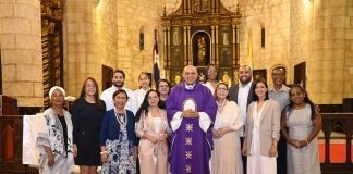 Al centro el sacerdote Gregorio Santana, y la presidenta Mirna Pimentel con parte de la directiva y cronistas sociales.