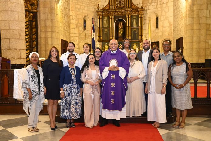 Al centro el sacerdote Gregorio Santana, y la presidenta Mirna Pimentel con parte de la directiva y cronistas sociales.