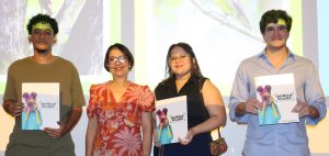 Celeste Mir, Directora MNHN,  junto  a los ganadores de los tres primeros lugares de Enfoque Fauna 2024