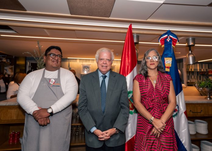 Chef Jim Echavarría, Gustavo Lembcke Hoyle Embajador de Perú, Denisse Tió VP Petit Comité