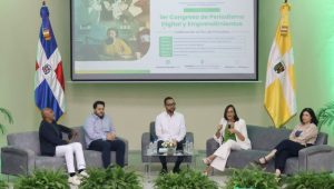 El panel inaugural “La especialización e innovación en los medios en República Dominicana”.