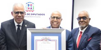 El periodista y presidente de la entidad Carlos Manuel Estrella, recibe el mérito a su trayectoria y aportes al periodismo nacional.