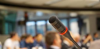 Guía para periodistas que quieren vencer su miedo a hablar en público