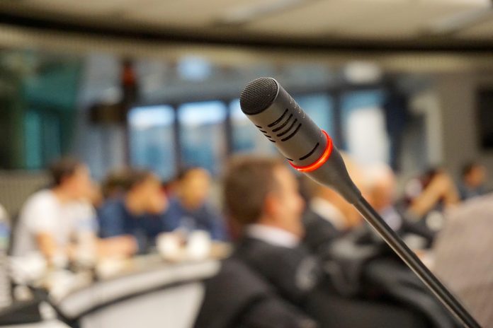 Guía para periodistas que quieren vencer su miedo a hablar en público