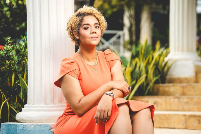 La joven empresaria Sara Martínez, asesora de etiqueta y protocolo, fundadora de Sara Martz Consulting Group.