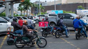 Los ves en los semáforos y cruces controlados por los policías.