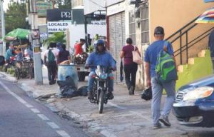 Motoristas en las aceras.