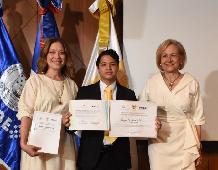Vhyna Ortega, Diego Gabriel Acosta Diaz y Sra. Matilde Cruz de Farach (1er lugar).