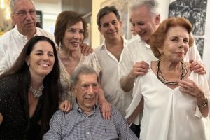 Vargas Llosa en compañía de sus seres queridos.