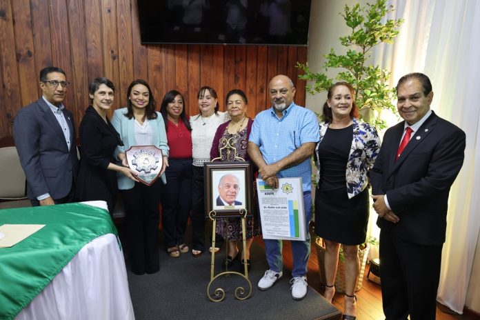 ADEPE conmemora su 50ª Asamblea General y honra al Dr. Rubén Lulo Gitte.