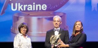 La prensa independiente de Ucrania recibe la Pluma de Oro de la Libertad 2025.