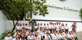 Los alumnos de cuarto grado del Saint Michael’s School inauguran la primera “Little Free Library” escolar de la República Dominicana.
