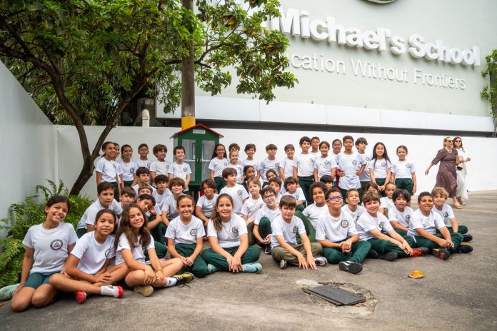 Los alumnos de cuarto grado del Saint Michael’s School inauguran la primera “Little Free Library” escolar de la República Dominicana.