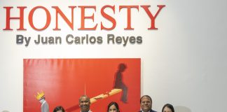 “HONESTY" by Juan Carlos Reyes destaca como una muestra de gran valor en el Museo de Arte Moderno.