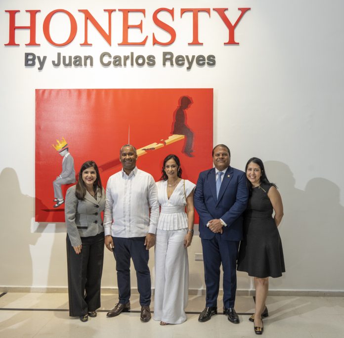 “HONESTY" by Juan Carlos Reyes destaca como una muestra de gran valor en el Museo de Arte Moderno.