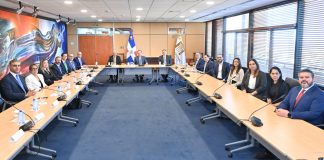 Valdez Albizu se reunió con los ejecutivos de la Cámara Dominicana del Mercado de Capitales.