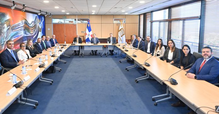 Valdez Albizu se reunió con los ejecutivos de la Cámara Dominicana del Mercado de Capitales.