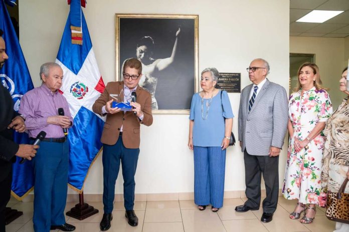 RTVD entrega reconocimiento “Estrella al Legado Cultural” a Casandra Damirón.