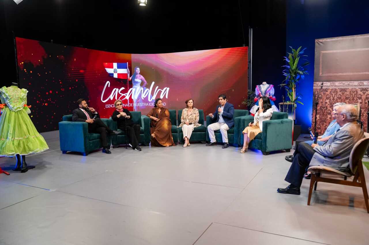 RTVD entrega reconocimiento “Estrella al Legado Cultural” a Casandra Damirón.