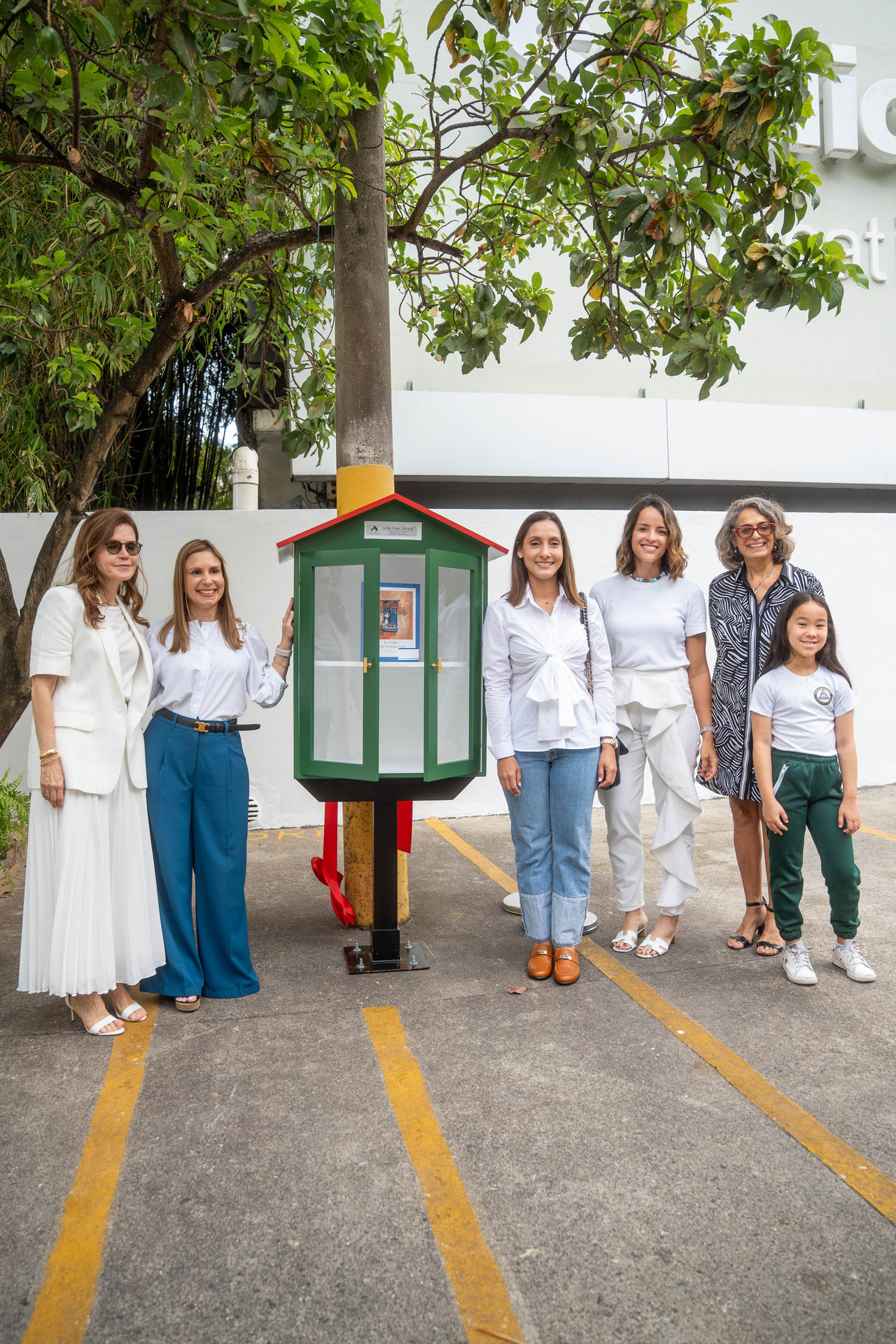 Los alumnos de cuarto grado del Saint Michael’s School inauguran la primera “Little Free Library” escolar de la República Dominicana.