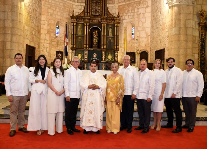 Grupo Cometa ofrece eucaristía por 50 Aniversario.