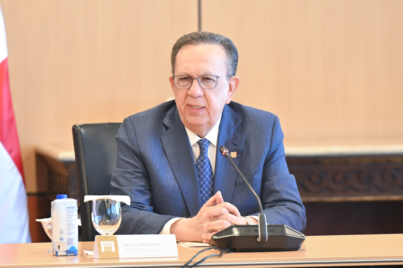 Valdez Albizu se reunió con los ejecutivos de la Cámara Dominicana del Mercado de Capitales.