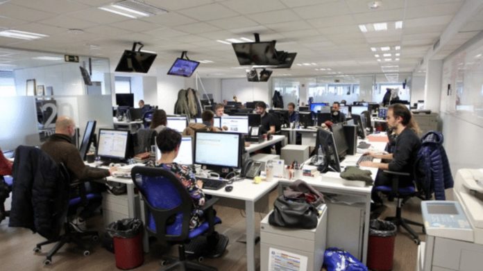Periodistas seniors lideran el uso de la inteligencia artificial en las redacciones.