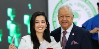 Escuela Nacional de Locución Prof. Otto Rivera reconoce trayectoria de Dafne Guzmán.
