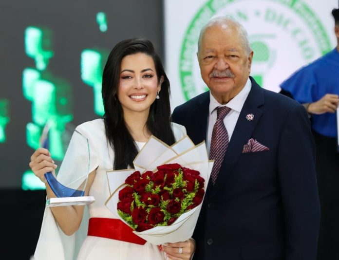 Escuela Nacional de Locución Prof. Otto Rivera reconoce trayectoria de Dafne Guzmán.