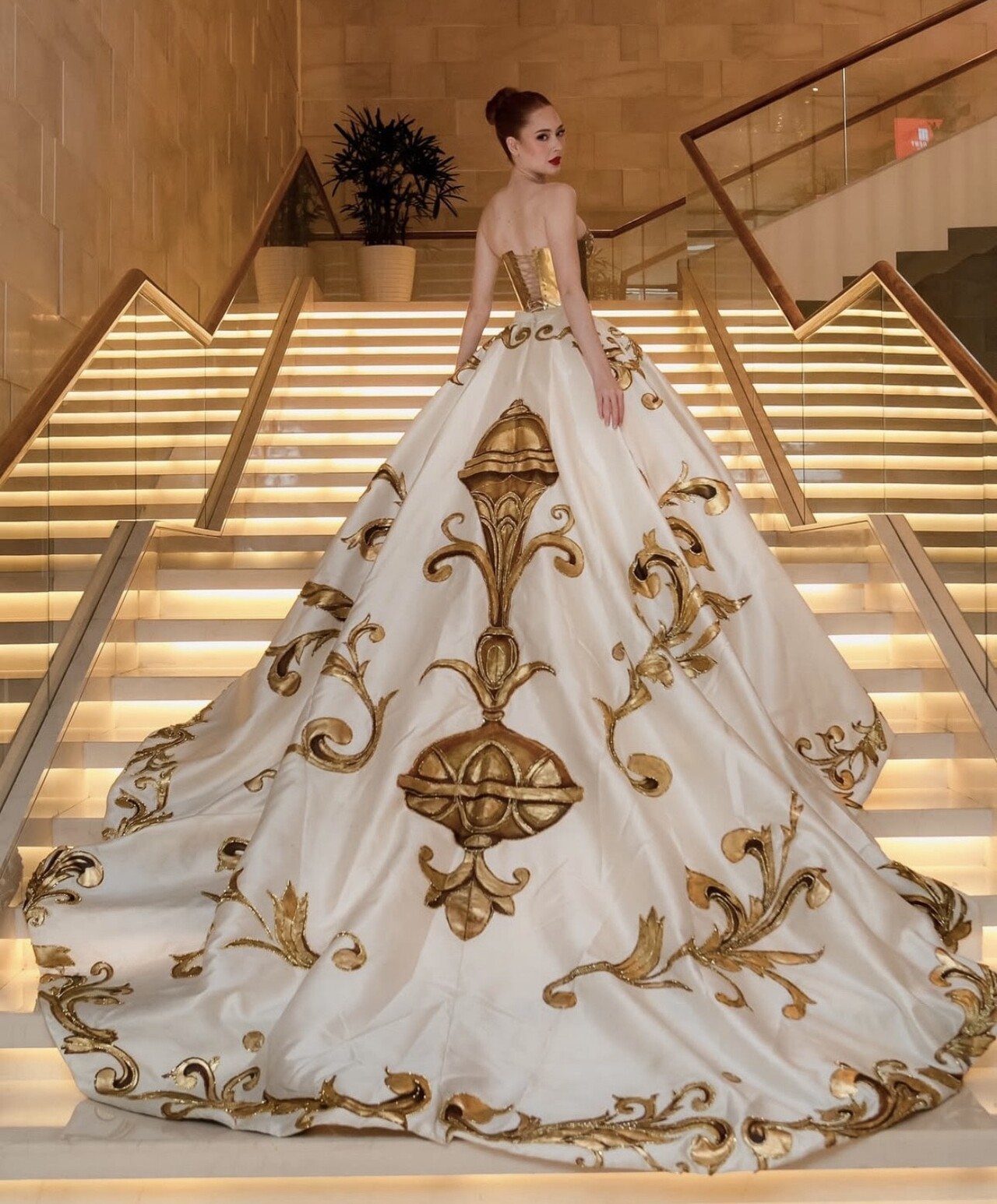 Valeria Pérez, Miss Mundo Puerto Rico, conquista el World Designer Award con diseño de Giannina Azar.
