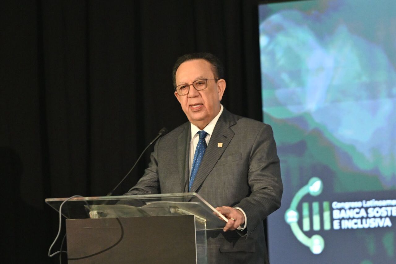 Valdez Albizu destaca la sostenibilidad climática como pilar para la estabilidad macroeconómica.