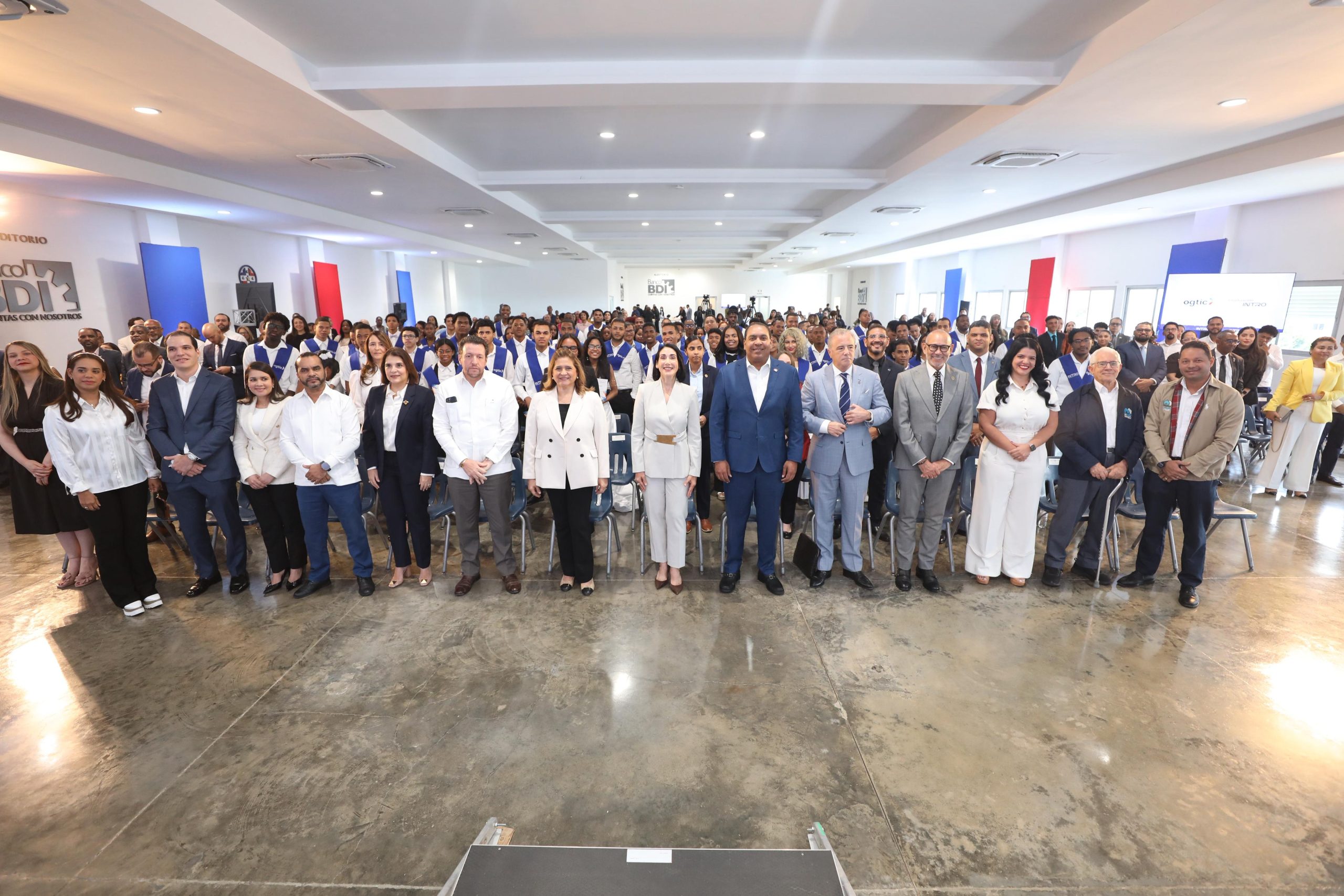 OGTIC celebra la graduación de 94 jóvenes en áreas STEM con el programa Semillero Digital INTRO.