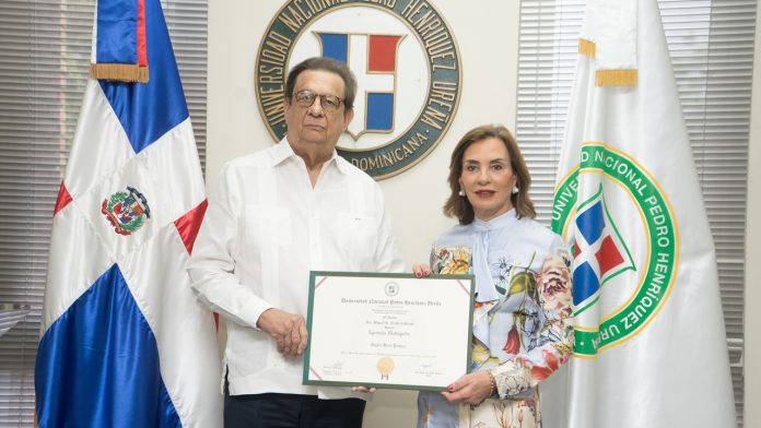 La UNPHU reconoce como Egresada Distinguida a Haydée Kuret de Rainieri.