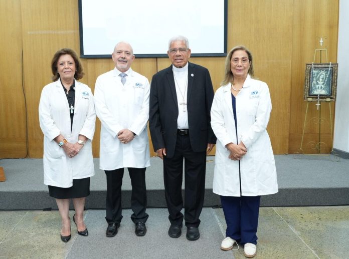 Monseñor Francisco Ozoria visita el Instituto Dermatológico Dominicano y Cirugía de Piel “Dr. Huberto Bogaert Díaz” y destaca su obra humanitaria.