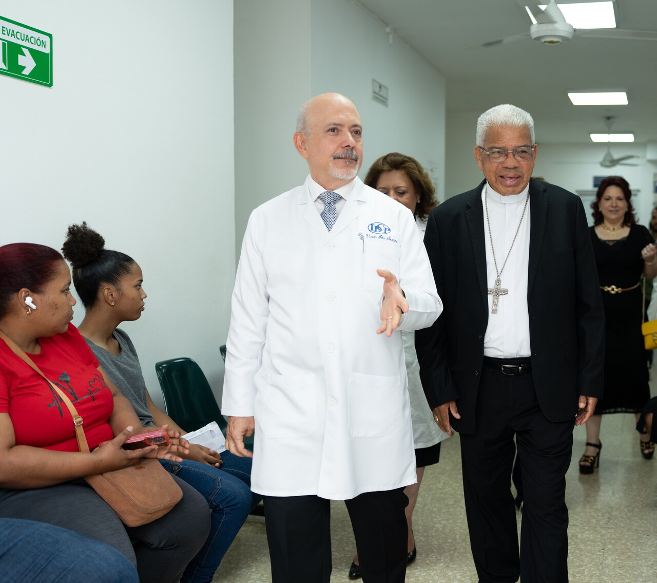 Monseñor Francisco Ozoria visita el Instituto Dermatológico Dominicano y Cirugía de Piel “Dr. Huberto Bogaert Díaz” y destaca su obra humanitaria. 
