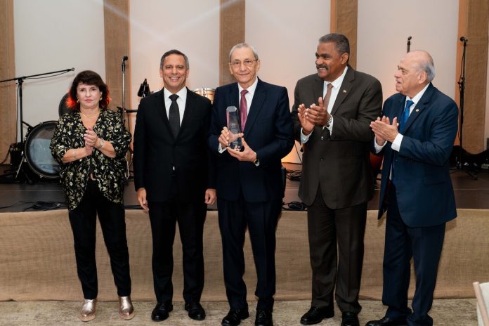 Reconocen a jueces y exjueces iberoamericanos durante gala de la XXII Cumbre Judicial en Santo Domingo.