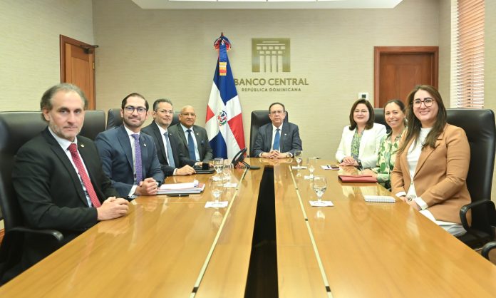 Gobernador Valdez Albizu se reunió con la Sra. Carolina Juan, encargada de Banca Corporativa del Citi Bank.
