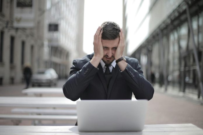 Aumentan los ataques que suplantan a CEOs para robar fondos, según estudio.