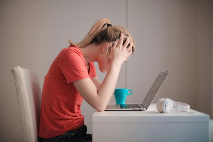 Ciberdelincuentes aprovechan cuentas robadas de empleados para entrar a las empresas: ya causan 1 de cada 3 ataques.