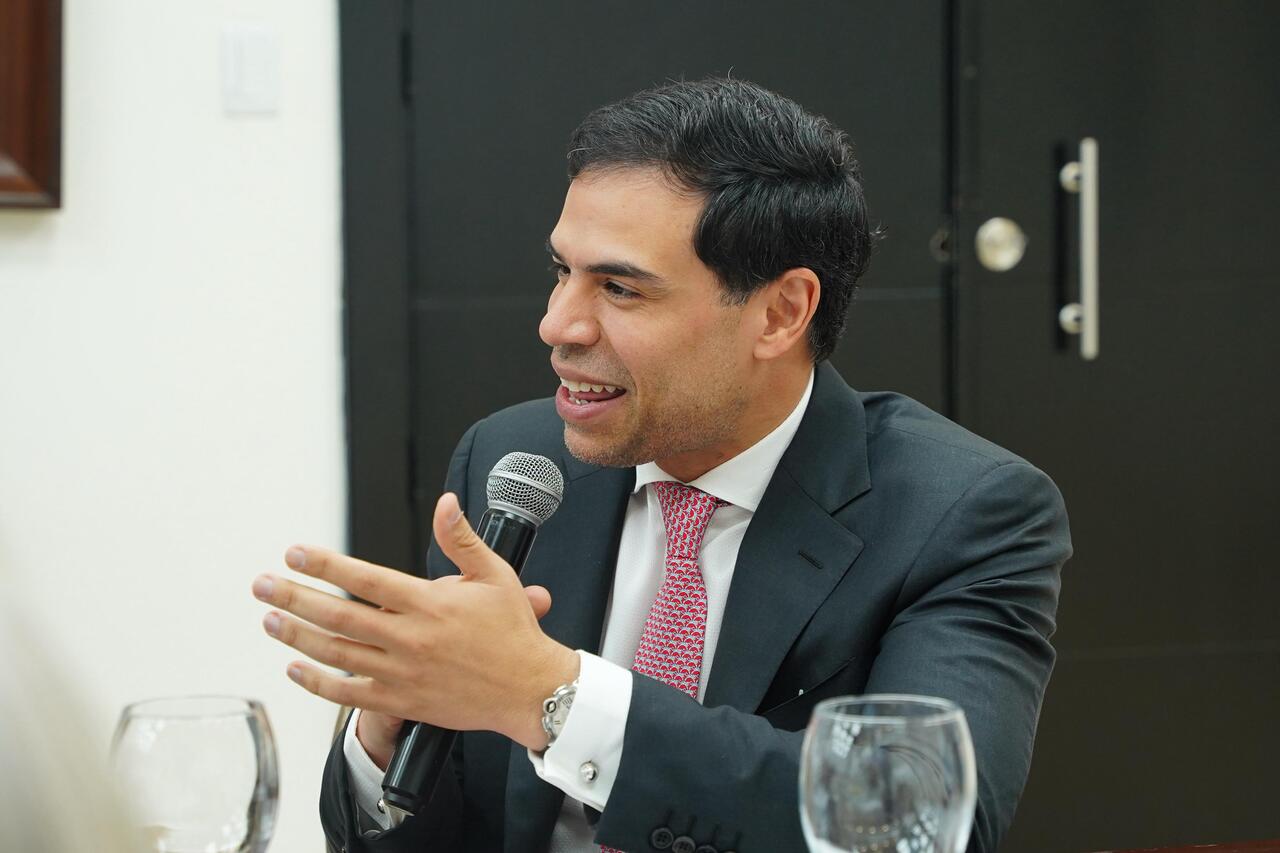 Roberto Ángel presenta El Poder de las Buenas Palabras ante Consejo Nacional de Educación.