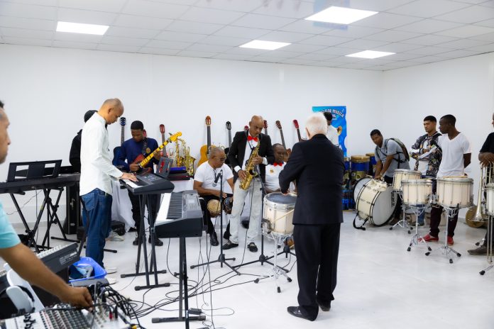 Fundación AES Dominicana fortalece la cultura con escuela de música en Guerra.