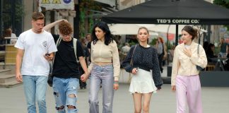 Por qué los adolescentes imitan a sus amigos