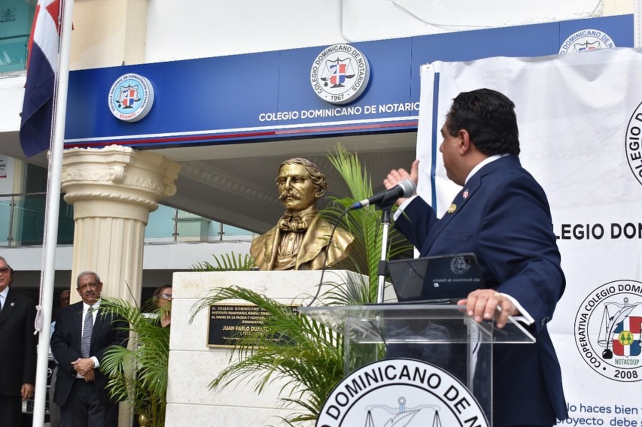 El Colegio Dominicano de Notarios devela busto en honor a Duarte.