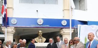 El Colegio Dominicano de Notarios devela busto en honor a Duarte.