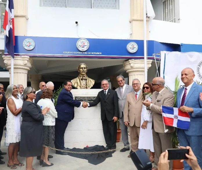 El Colegio Dominicano de Notarios devela busto en honor a Duarte.