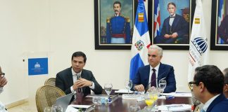 Roberto Ángel presenta El Poder de las Buenas Palabras ante Consejo Nacional de Educación.