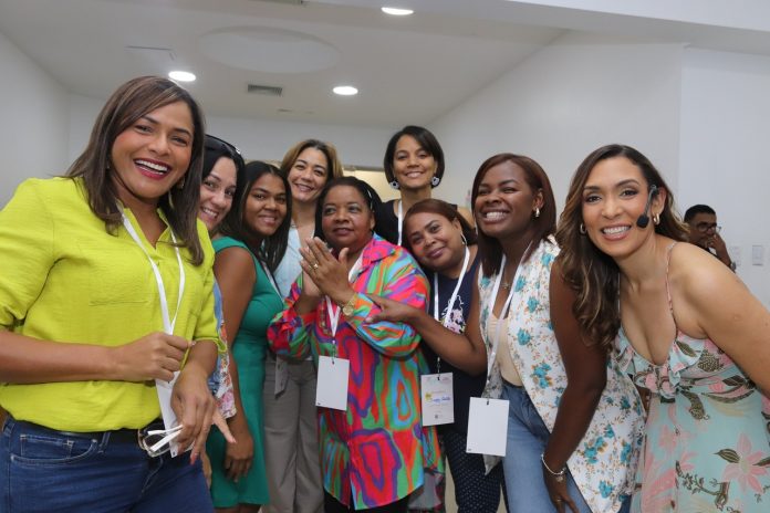 Yadhira Pimentel entrega con éxito “El Recreo de Mamá: Floreciendo desde el alma”.