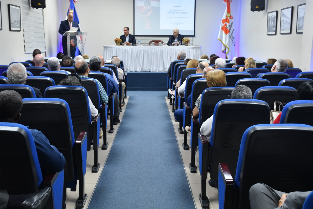 Realizan conferencia “Las Narrativas del 30 de Mayo”.