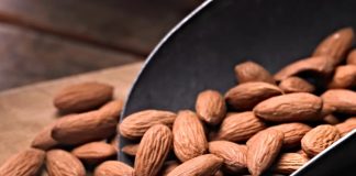 El consumo de la almendra reduce el colesterol sanguíneo total y el HDL.