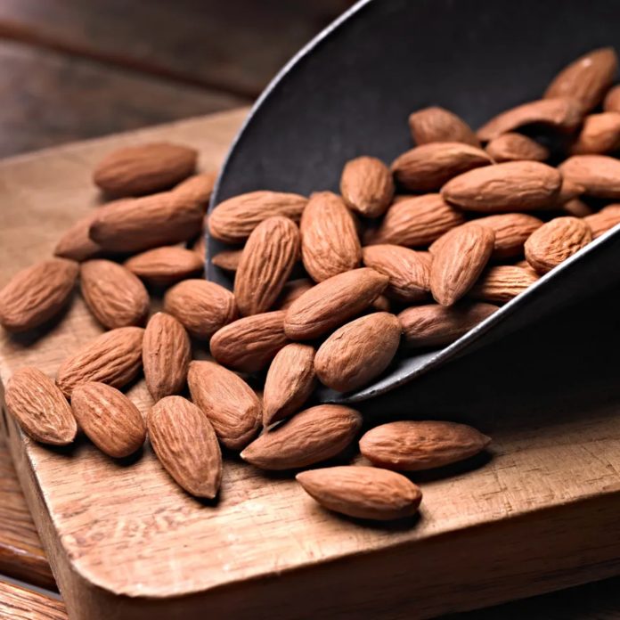 El consumo de la almendra reduce el colesterol sanguíneo total y el HDL.